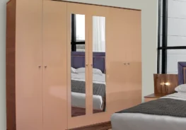 Σετ κρεβατοκάμαρας και 6φυλλη ντουλάπα με καθρέφτη, 2 κομοδίνα, Συρταριέρα με καθρέφτη.