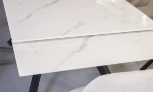 Τραπεζαρία σε λευκό χρώμα με όψη μαρμάρου