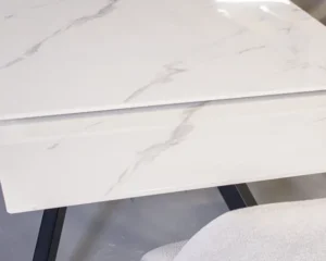 Τραπεζαρία σε λευκό χρώμα με κεραμική επιφάνεια