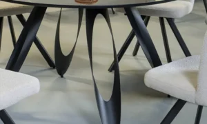 Στρογγυλή τραπεζαρία σε μοντέρνο και κομψό σχεδιασμό.