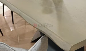 Τραπέζι Industrial Σχεδιασμού με Μασίφ Όψη & Μεταλλική Γεωμετρική Βάση