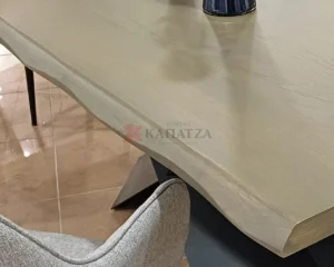 Τραπέζι Industrial Σχεδιασμού με Μασίφ Όψη & Μεταλλική Γεωμετρική Βάση