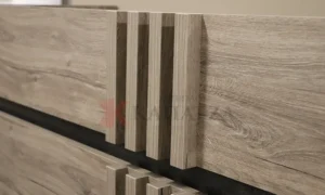 Μοντέρνο σετ κρεβατοκάμαρας με ξύλινο κεφαλάρι και πηχάκια